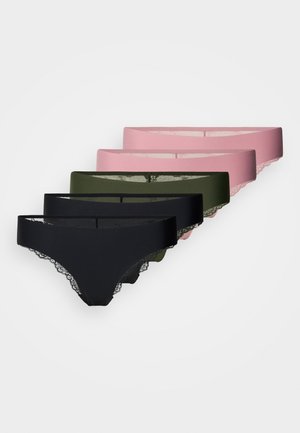 Cinco pares de tangas de mujer en negro, verde olivo, rosa y rosa claro. Están hechas de un tejido suave con encaje en los bordes.