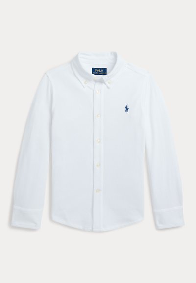 Camisa blanca de manga larga con botones, cuello abotonado y pequeño logo bordado de un caballo en azul marino en el pecho izquierdo.