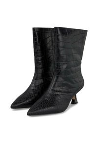 Botas de tobillo negras con punta afilada, hechas de cuero con estampado de cocodrilo, que cuentan con un tacón negro delgado y geométrico y una silueta elegante.