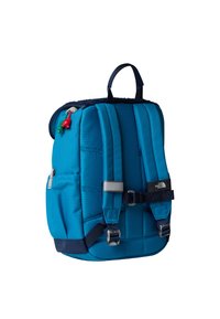 Zils auduma mugursoma ar polsterētām siksnām, augšējo rokturi un pievienotu nelielu akcentu. Tam ir vairākas nodalījumu un logotipa etiķete.