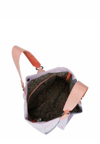 Bolso cuadrado con un exterior lavanda y asas de cuero rosa. El interior cuenta con una tela oscura con un patrón de puntos y un compartimento con cremallera.