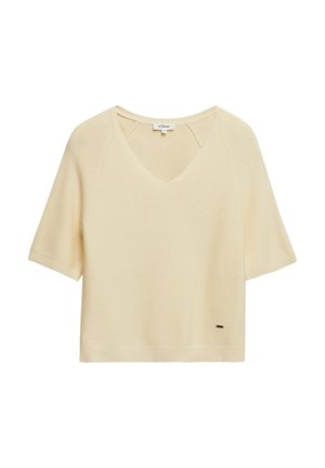 Jasnobeżowy krótki sweter na drutach z dekoltem w serek i małą metką marki przy dole, przedstawiony na białym tle.