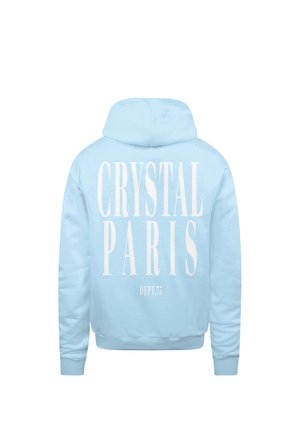 Lichtblauwe capuchontrui met "CRYSTAL PARIS" in grote witte letters en "DEPT. 75" eronder gedrukt, met een zachte textuur.