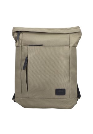 Sac à dos khaki à rabat avec une poche zippée à l'avant, en tissu texturé, forme flexible et garnitures en noir. Compact avec des bretelles réglables.