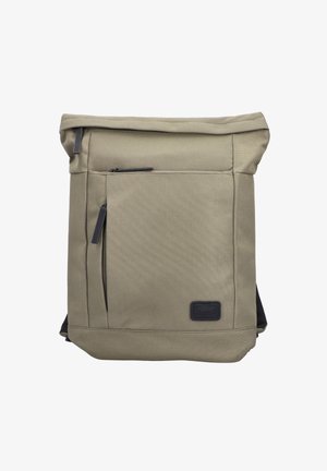 Khaki Rolltop-Rucksack mit einer vorderen Reißverschlusstasche, strukturiertem Stoff, flexibler Form und schwarzen Hardware-Details. Kompakt mit verstellbaren Trägern.