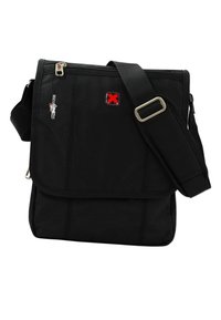 Zwarte messenger bag van gestructureerde stof, met een ritsluiting, verstelbare schouderriem en een rood logo accent aan de voorkant.
