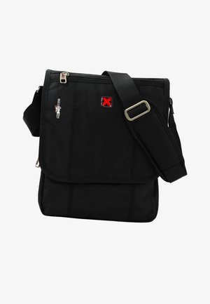 Zwarte messenger bag van gestructureerde stof, met een ritsluiting, verstelbare schouderriem en een rood logo accent aan de voorkant.