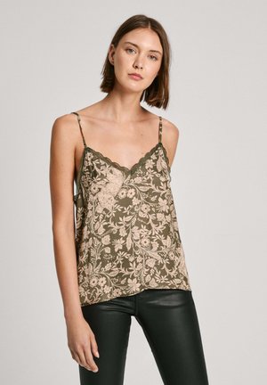 Camiseta de tirantes con estampado floral en verde oliva, con detalles de encaje, que presenta tirantes delgados ajustables y un corte relajado, combinada con pantalones de cuero negros.
