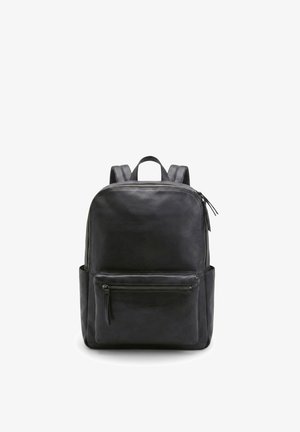 Zaino in pelle nera con tasca frontale con cerniera, due tasche laterali, spallacci imbottiti e maniglia superiore, mostrato su sfondo bianco.