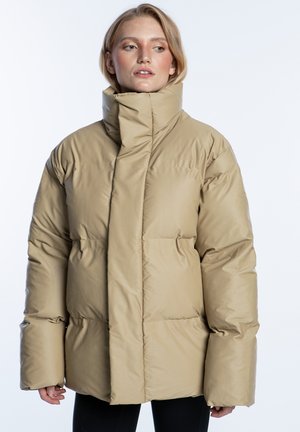 Beige Puffer-Jacke mit hohem Kragen, oversize Passform und glatter Textur. Verfügt über einen Frontverschluss und zwei seitliche Taschen.