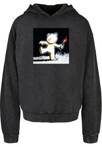 Felpa nera con un graffito di un orso bianco che tiene una bottiglia Molotov, su uno sfondo di mattoni in stile graffiti. Materiale morbido, vestibilità casual.