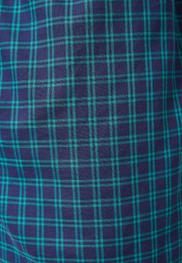 Marine stof met een geruit patroon in het groen. De textuur lijkt glad te zijn, met een gebalanceerde rasterindeling van horizontale en verticale lijnen.