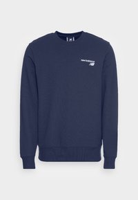 Felpa blu navy con maniche lunghe, polsini e fondo a coste, con logo New Balance bianco sul lato sinistro del petto. Materiale misto cotone.