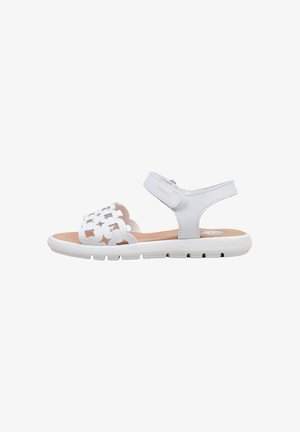 Sandalia blanca para niños con tira frontal tejida, tira ajustable en el tobillo y suela acolchada.