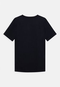 Camiseta negra de manga corta hecha de algodón. Diseño sencillo de cuello redondo con una textura suave y un color uniforme. Sin patrones ni acentos.