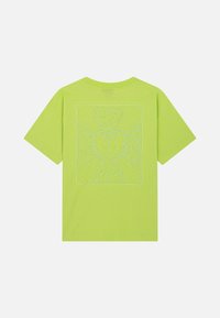Limoengroene katoenen T-shirt met een wit omlijnd grafisch ontwerp op de achterkant, inclusief draaiende patronen en een centraal embleem.