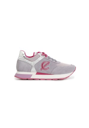 Sneaker grigio in suede con dettagli rosa, rifiniture argentate, parte superiore testurizzata e logo. Caratterizzato da una gola imbottita e da una suola in gomma a contrasto.
