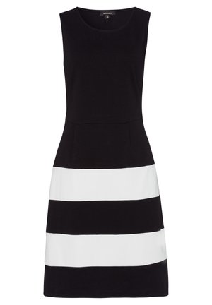Robe sans manches noire avec des rayures verticales blanches. Tissu lisse, corsage ajusté et silhouette en A. Pas de quincaillerie ou de motifs visibles.