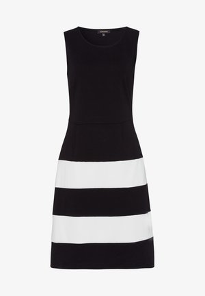 Robe sans manches noire avec des rayures verticales blanches. Tissu lisse, corsage ajusté et silhouette en A. Pas de quincaillerie ou de motifs visibles.