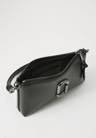 Borsa a pochette in pelle nera con chiusura a zip, un accento di fibbia metallica sulla parte anteriore e una texture liscia. Interno dotato di scomparti per carte.