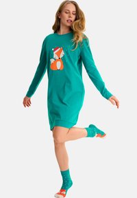 Turquoise nachthemd met lange mouwen met een vosillustratie, gecombineerd met bijpassende sokken die een vos en stippen tonen. Zacht materiaal, casual pasvorm.