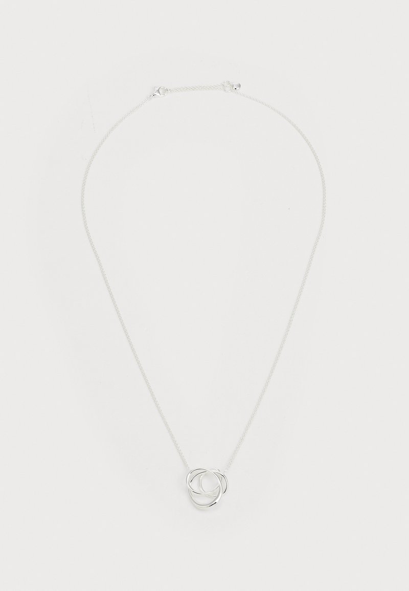 Ασημένιο κολιέ με λεπτή αλυσίδα και αφηρημένο, αλληλένδετο κυκλικό κρεμαστό. Λείος υφής, μίνιμαλ σχέδιο και γυαλιστερή φινίρισμα.