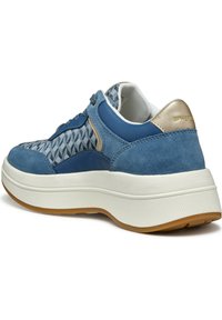 Sneaker blu con un motivo testurizzato, parte superiore in camoscio e sintetico, suola in gomma bianca e dettaglio del tallone con accenti dorati.
