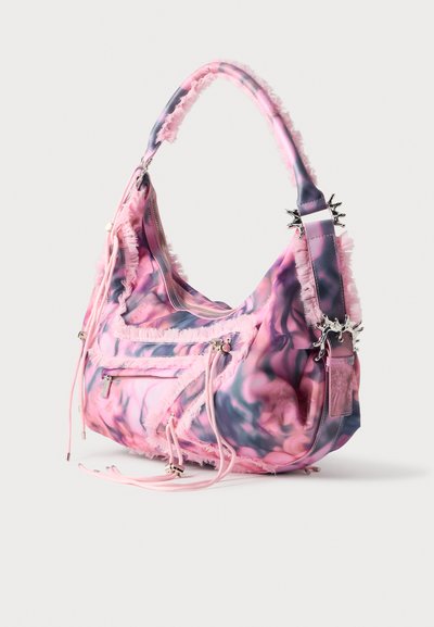 Ροζ και μοβ τσάντα tie-dye με ξεφτισμένες άκρες, ασημένιες λεπτομέρειες φερμουάρ και διακοσμητικά ασημένια τοκάκια στο λουρί του ώμου.
