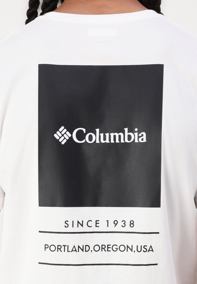 T-shirt en coton blanc avec un grand rectangle noir au dos, portant le logo "Columbia" et le texte : "SINCE 1938" et "PORTLAND, OREGON, USA."