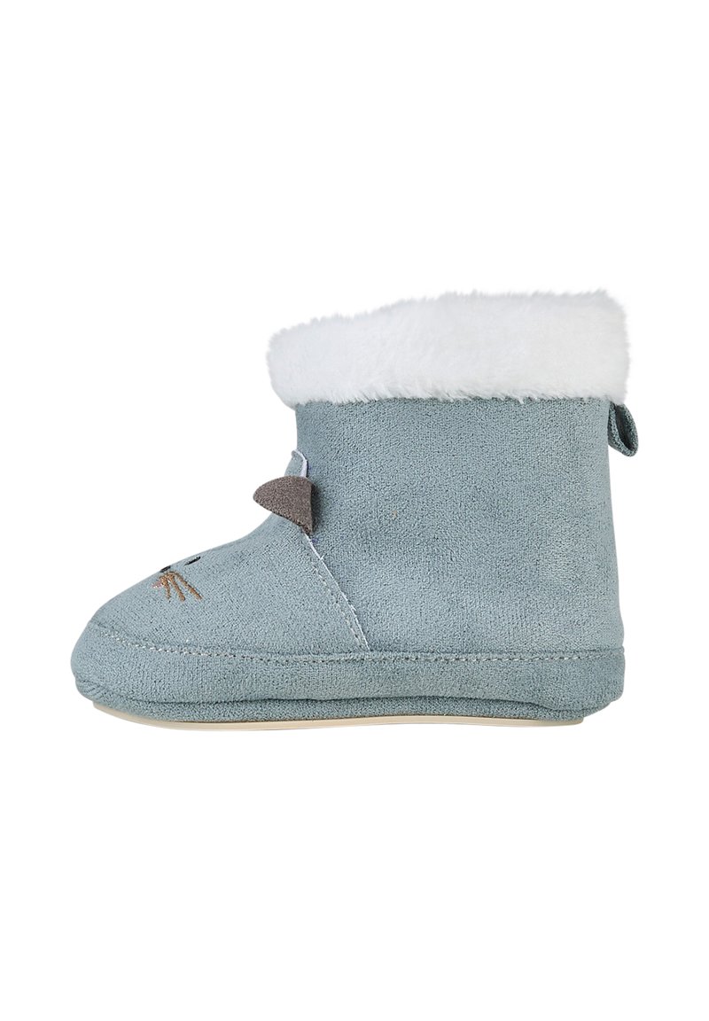 Helle blaue Kleinkindstiefel mit weißem, flauschigem Bund, Mausohren- und Schnurrhaardetails sowie einer weichen Sohle, isoliert auf weißem Hintergrund.