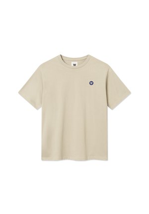 Beige Baumwoll-T-Shirt mit kurzen Ärmeln, Rundhalsausschnitt und kleinem blauen runden Logo auf der linken Brustseite. Glatte Textur und bequeme Passform.