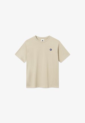 Beige Baumwoll-T-Shirt mit kurzen Ärmeln, Rundhalsausschnitt und kleinem blauen runden Logo auf der linken Brustseite. Glatte Textur und bequeme Passform.