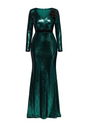 Sukienka z zielonymi cekinami o długich rękawach, dopasowanym kroju, z dekoltem w serek i czarnym kwiatowym akcentem na ramieniu.