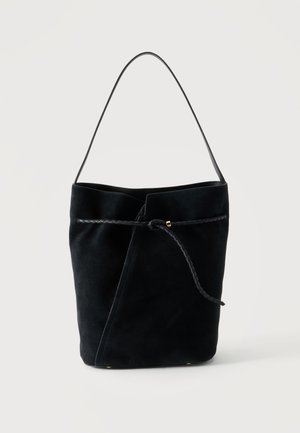 Bolso tipo cubo de ante negro con cordón trenzado de cuero y una sola correa para el hombro sobre un fondo blanco liso.