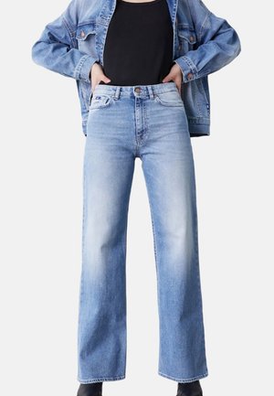 Jeans wide-leg azzurri chiari in denim, con vita alta, zone sbiadite e un classico design a cinque tasche. Dettagli di cucitura discreti visibili.