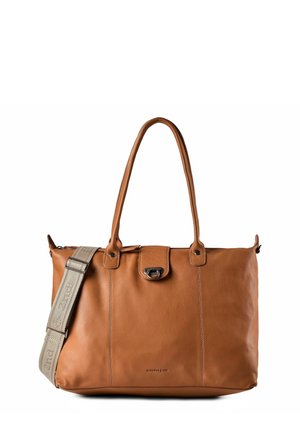 Sac cabas en cuir marron avec longues anses, un fermoir avant et une bandoulière en tissu beige réglable avec branding.