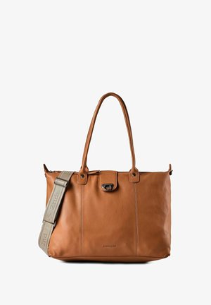 Bolso tote de cuero marrón con asas largas, cierre frontal y una correa de hombro ajustable de tela beige con marca.