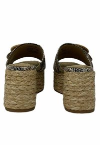 Sandalias de plataforma para mujer con tacón de yute trenzado y tira de piel de serpiente sintética. Esquema de colores marrón y beige, diseño de abertura trasera y superficies texturizadas.