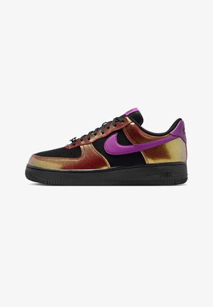 Lavtop sneaker med sort base, metalliske rød-guld paneler, lilla Nike swoosh, sort sål og sorte snørebånd mod hvid baggrund.