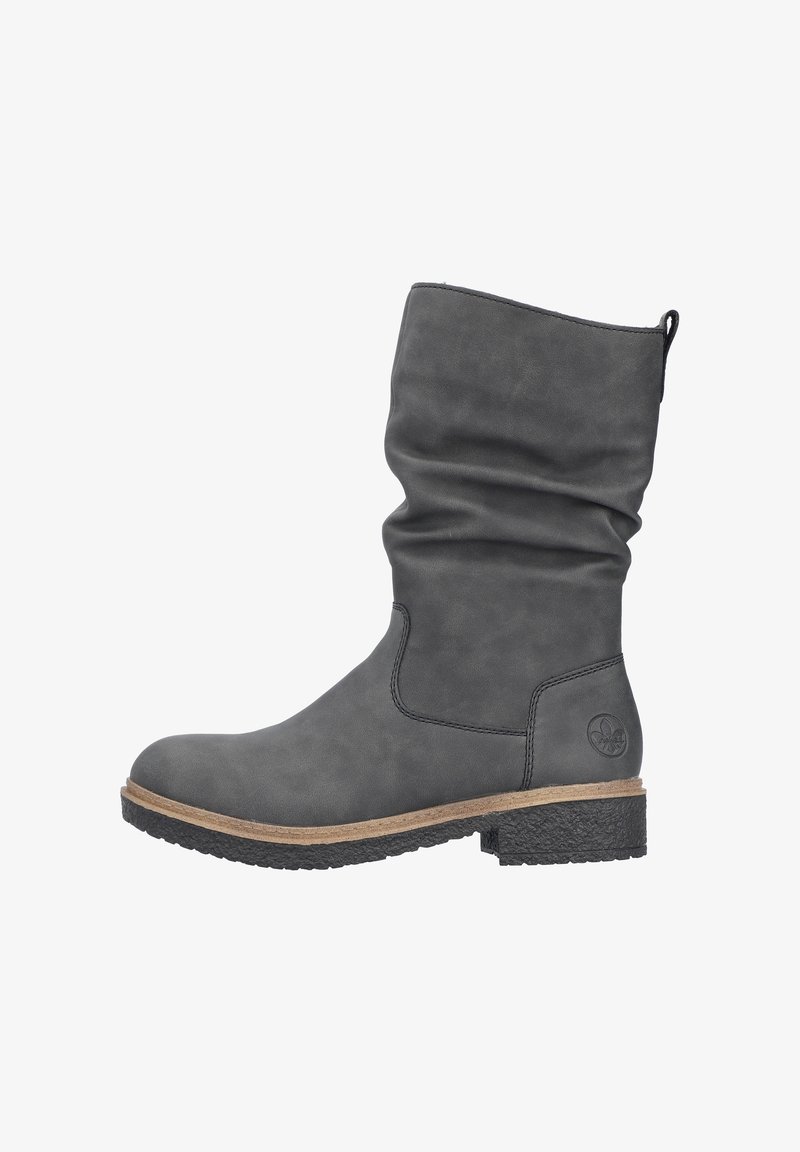 Botte mi-mollet en simili cuir gris avec un design froncé, finition texturée, semelle en caoutchouc marron et détail de logo embossé sur le côté.