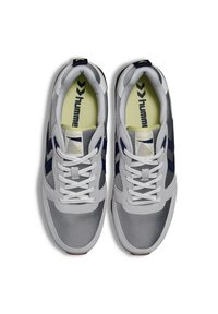 Szaro-granatowe buty sportowe z siateczkowymi i syntetycznymi nakładkami, białymi sznurowadłami oraz limonkowozielonymi wkładkami. Posiadają logo i retro akcenty designu.