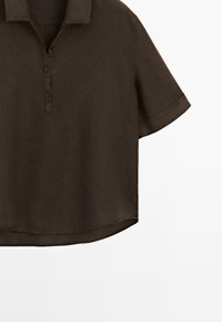 Donkerbruine korte mouwen shirt met kraag en drieknopenbies, met licht gebogen zoom en opgerolde manchetten.