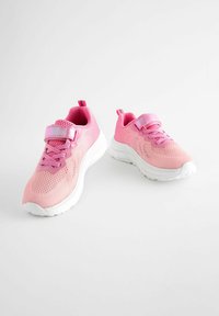 Basket de sport rose clair avec un dessus en maille respirante, un système de lacets et de fermeture à boucle, une languette rembourrée et une semelle en caoutchouc blanche.