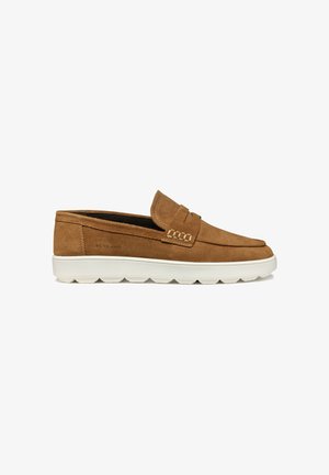Brązowe zamszowe loafersy o niskim profilu, z komfortowym designem do zakupu na wsuwanie i białą gumową podeszwą, podkreślone delikatnymi detalami szewnymi.