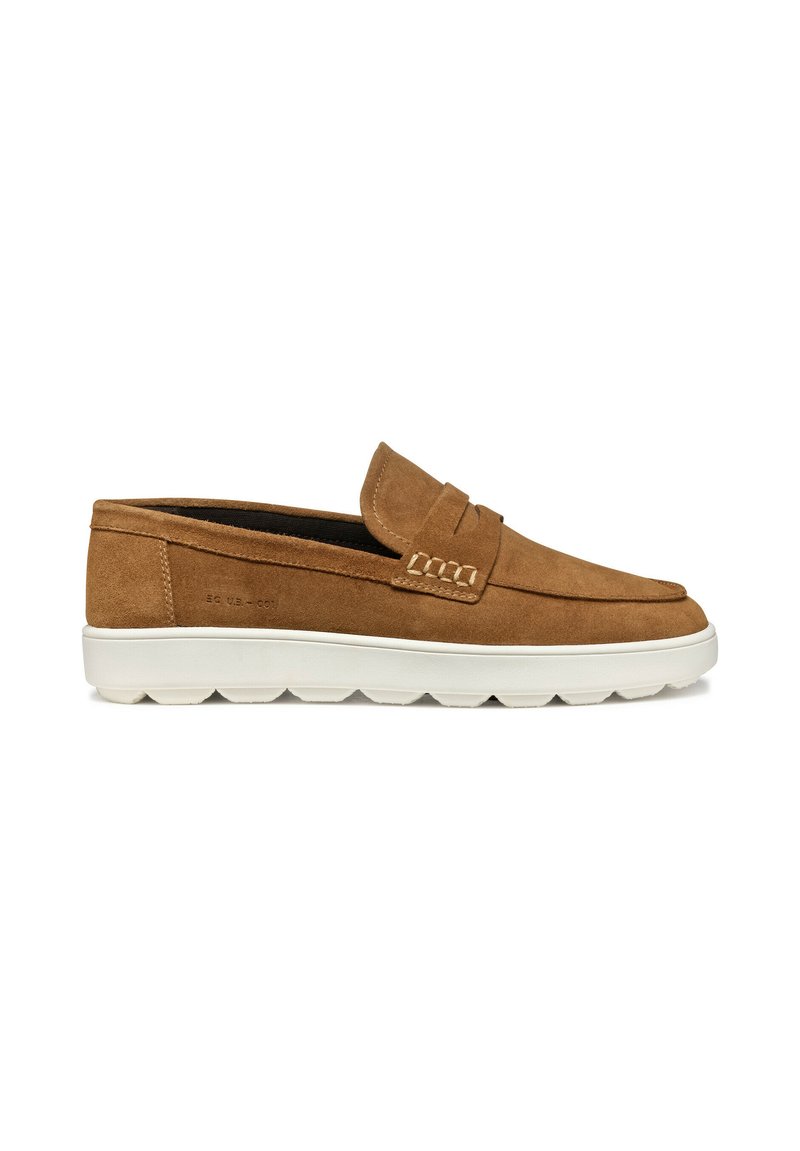 Mocassini in suede marrone con profilo basso, dotati di design slip-on e suola in gomma bianca, accentuati da dettagli di cucitura discreti.