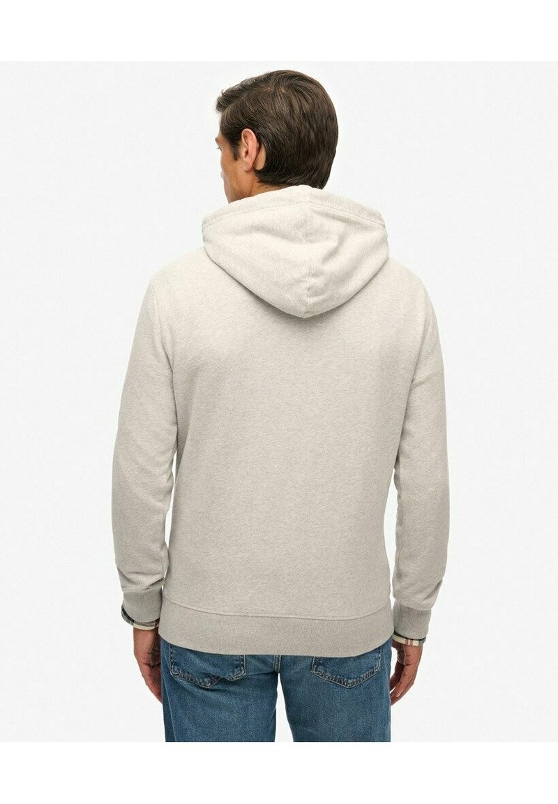 Sudadera gris claro con un corte relajado, que cuenta con capucha ajustable, puños y dobladillo acanalados, hecha de una tela suave. Vista trasera mostrada.