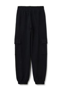 Zwarte joggingbroek van zacht materiaal, voorzien van een elastische tailleband, afslankende enkels en twee zijvakjes.