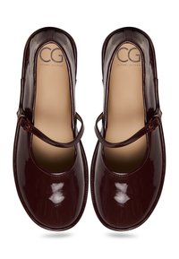 Burgunderfarbene Lackleder-Mary-Jane-Schuhe mit runder Spitze, T-Riemen-Design und einem kleinen, geschnallten Riemen. Glatte, glänzende Textur.