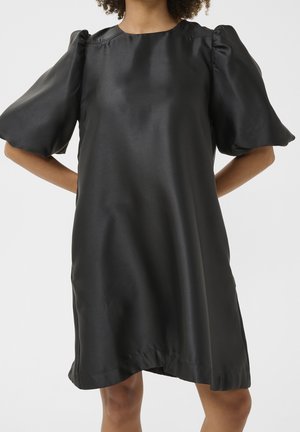 Czarna satynowa krótka sukienka z bufkami na rękawach i okrągłym dekoltem. Gładka faktura i luźny krój, sięgająca powyżej kolan.