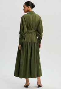 Touché Privé BALLOON SLEEVE WITH BELTED WAIST - Maksi garuma kleita - khaki